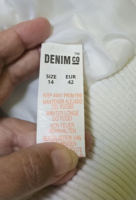 Късо дамско бяло яке