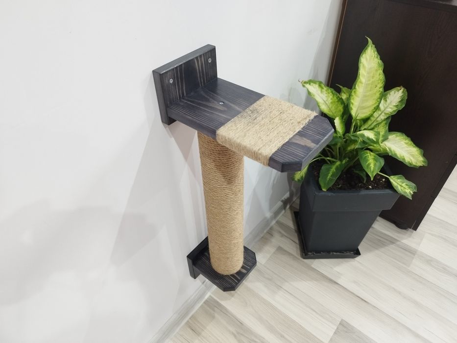 Драскалка за котка на стена