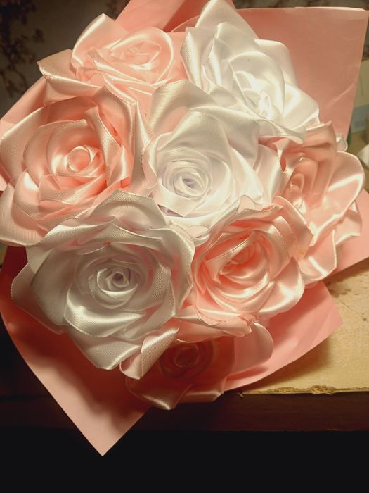 Розы из атласных лент