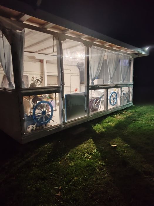 Каравана с изграден навес