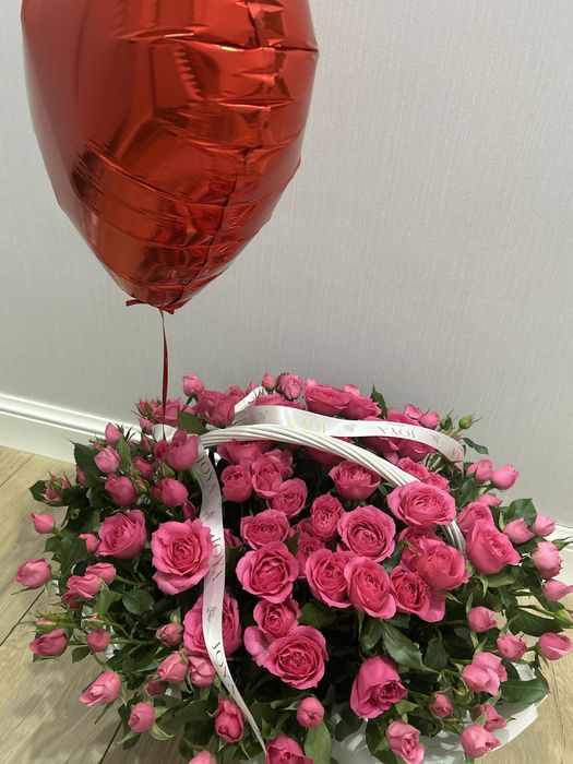 Кустовые розы с шариком в виде сердечка