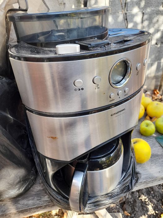 Кафе машина с мелачка за кафе и метална има дисплей кана е