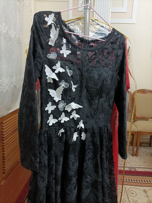 Qora ko'ylak oldi qismiga kapalekla bilan ishlov berilgan