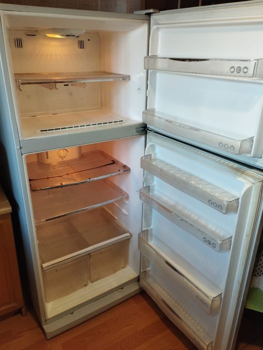 Холодильник двухкамерный б/у