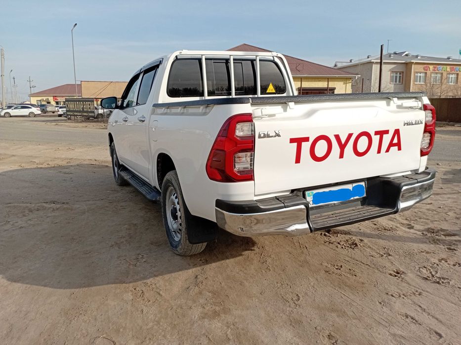 Toyota Hilux 2021 год