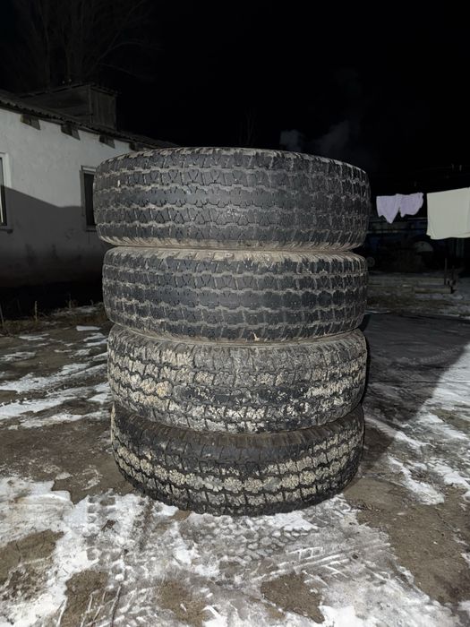 продам комплект шин Уаз