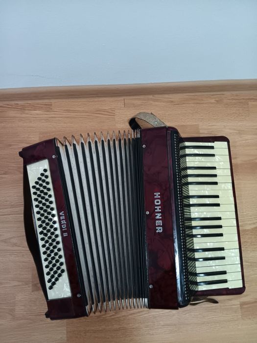 Acordeon hohner verdi 2 ca nou adus din Franța  cu cutia de  transport