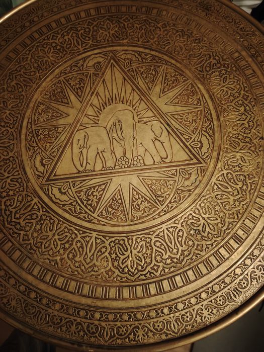 Superbă masa antica perioada anilor 1940.Stilul este o combinație între Secesiunea Vieneză și Art Deco, adesea cu influențe boeme sau orientale.
Origi