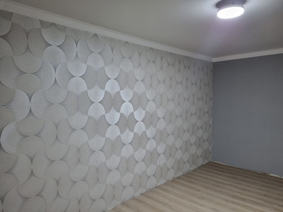 Семейная пара профессионально клеим обои