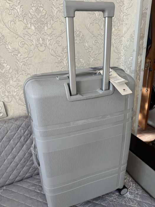 продам большой, новый чемодан