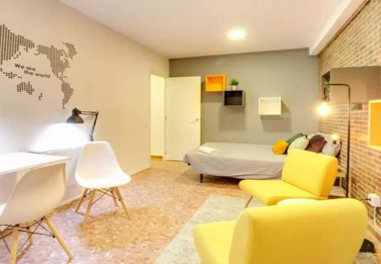 Дава се под наем Четиристаен апартамент в Пловдив, Въстанически - 85 кв.м за 423.81 € - Снимка #1