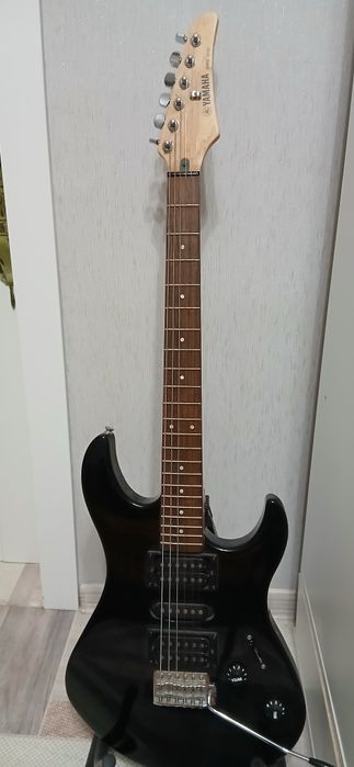 Электрогитара, с комбоусилителем