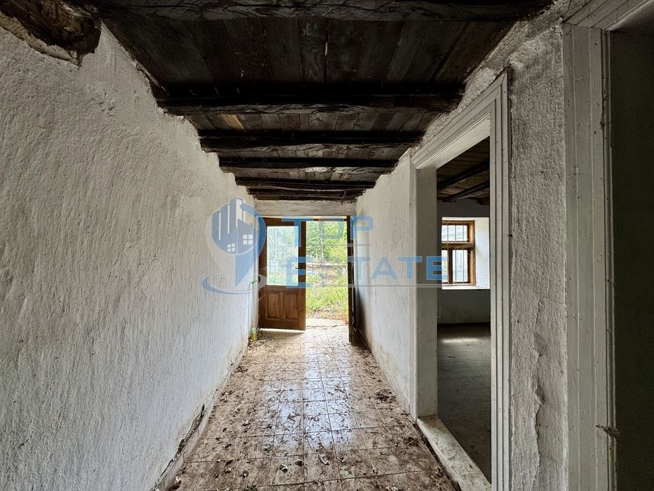 Двуетажна тухлена къща с допълнителни постройки и голям двор в село К