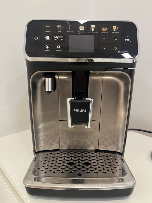 Продаваме автоматична кафемашина Philips LatteGo