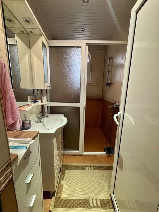 Тристаен Тухлен Апартамент , Обзаведен и Газифициран , кв. Вароша