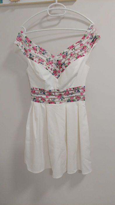 Бяла елегантна рокля с флорални мотиви