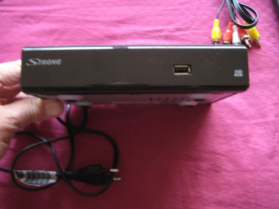 Продавам цифров декодер STRONG SRT 8115