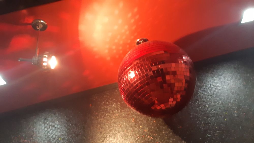 Зеркальный диско шар.