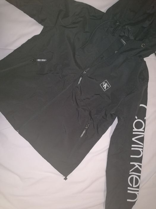 Ново дамско черно горнище Calvin Klein размер S.