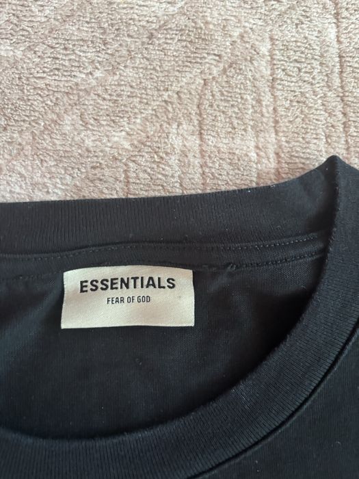 Продавам Essentials тениска