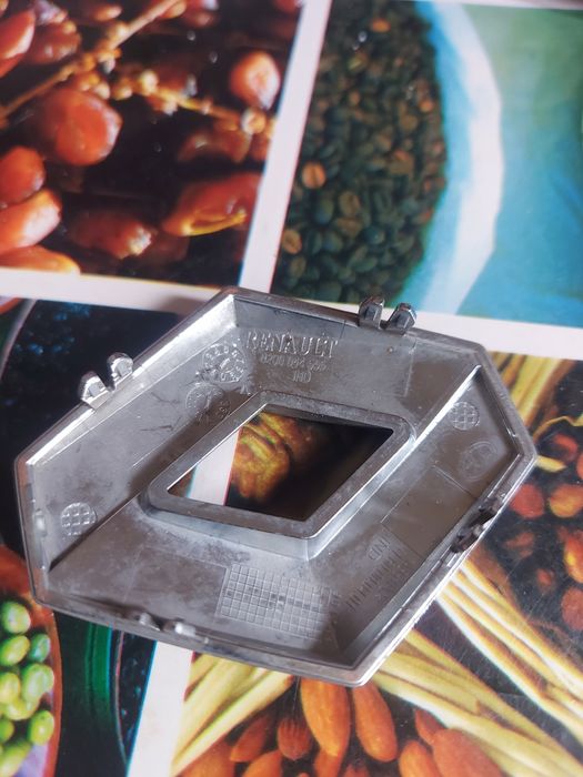 Vând emblemă Renault