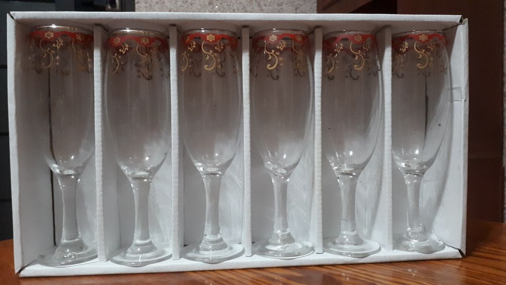 Фужеры, чашки, вазочки, чайник