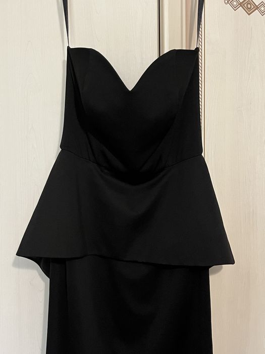 Распродажа платьев и вечерних нарядов