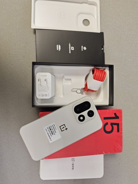Чисто нов OnePlus 15 12/256GB с Oxygen OS 16 с  Android Auto и Еsim