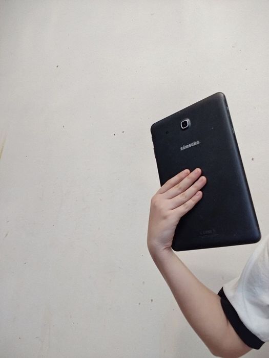 Planshet (samsung tab e ) uncha ishlatilmagan yangi ekranlari oziniki.