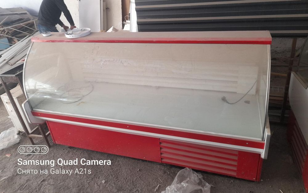 Продается витриный холодильник