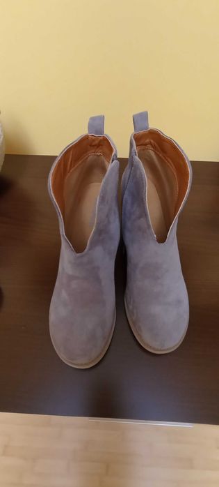 Botine noi  piele întoarsă