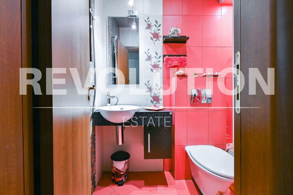 Продава се Тристаен апартамент в София, Хаджи Димитър - 95 кв.м за 1933 €/кв.м - Снимка #11