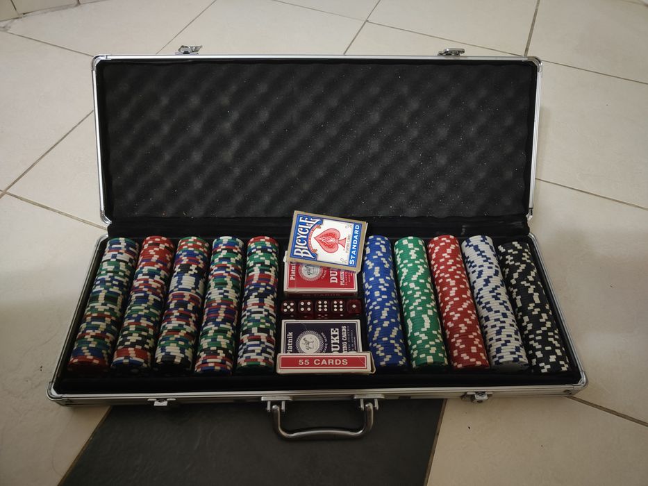 Продавам покер сет в алуминиево куфарче