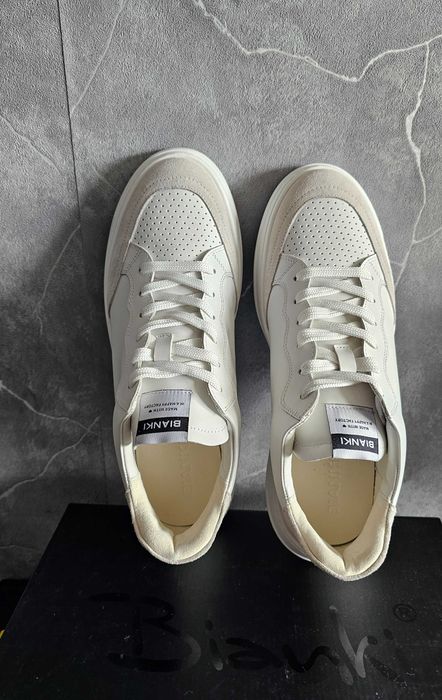 Нови бели кецове Bianki