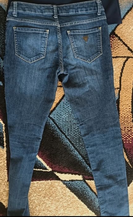 Cămașă cu decolteu și blugi skinny mărimea Xs