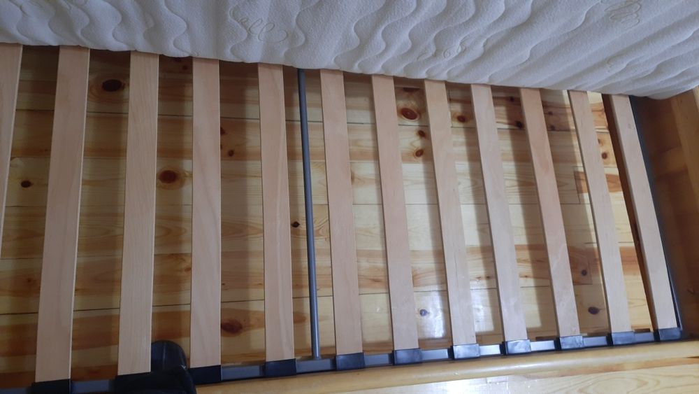 Продавам две единични легла комплект(  легло+ рамка+матрак)