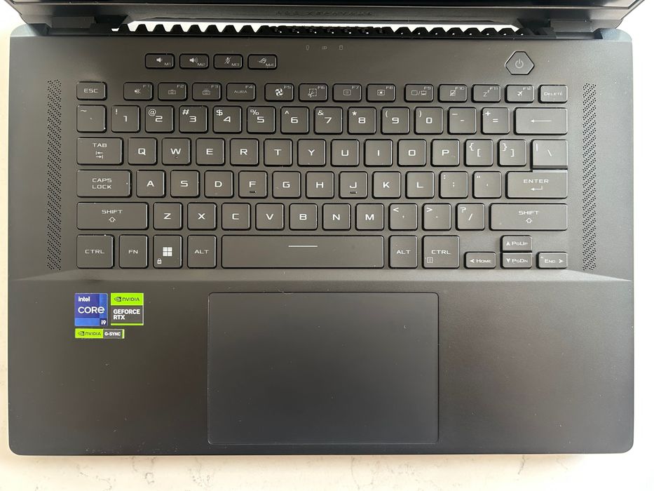 Продавам висок клас лаптоп ASUS ROG Zephyrus M16