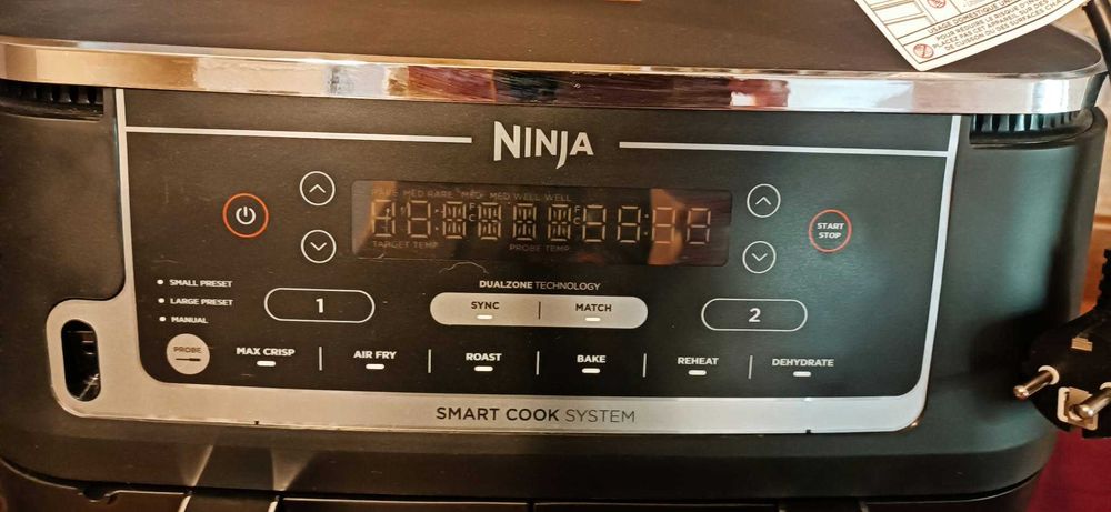 Friteuza cu aer cald Ninja Foodi Dualzone  AF451 pentru prietenie in bucatarie!