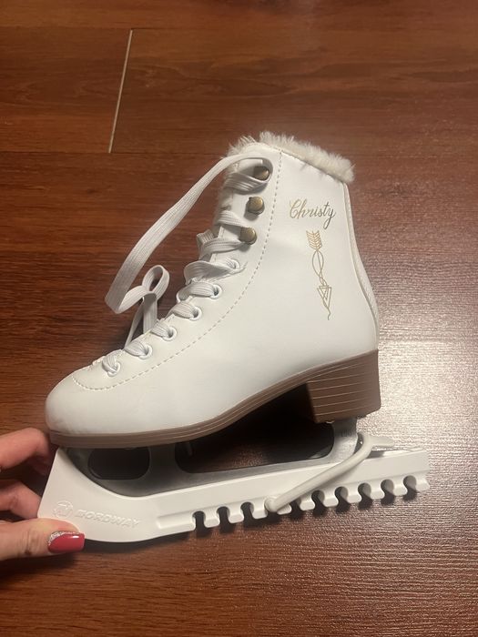 Фигурные коньки деовчка