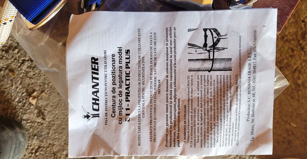 Casca protecție și centura de poziționare constructii