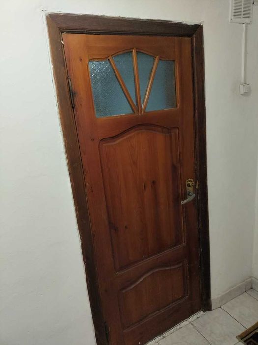 Продам деревянную дверь