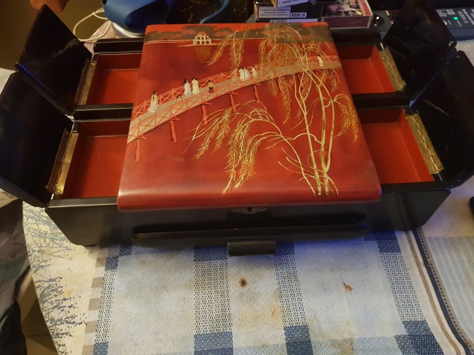 Стара ръчно рисувана кутия за бижута