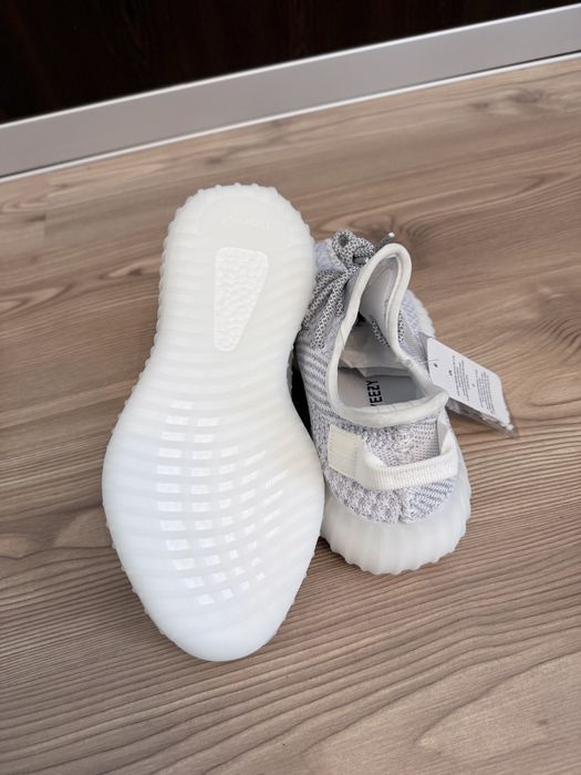 Yeezy 350 noi cu etichete