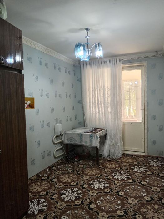 Zarafshon shahri 3 mkr 3-dom 6-kvartira uy holati yaxshi, 1-etajda