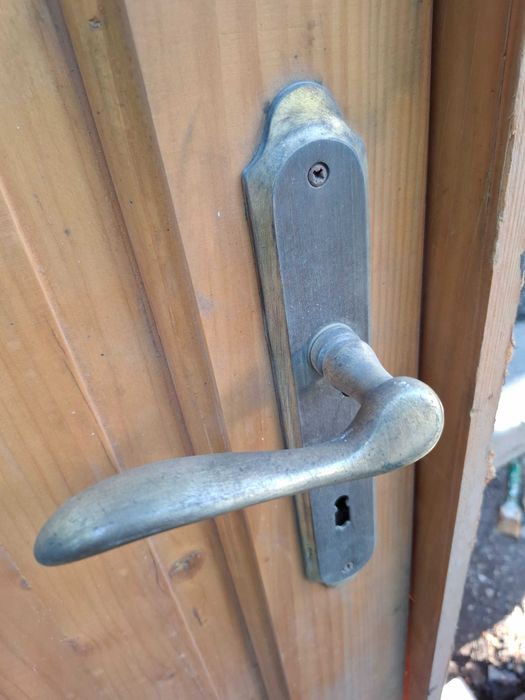 Usa din lemn masiv + maner + broasca