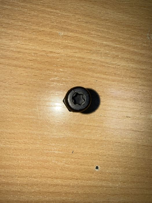 *Държач (болт) за кора на двигател *VAG *TDI*