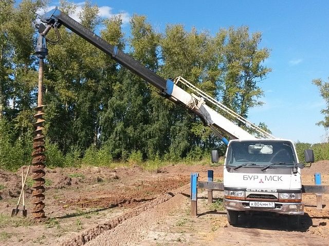 Buravoy yer kovlovchi uskuna