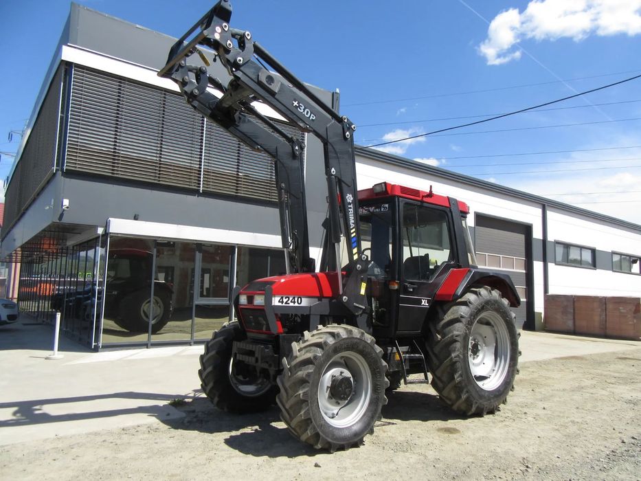 Case IH 4240 cu incarcator frontal