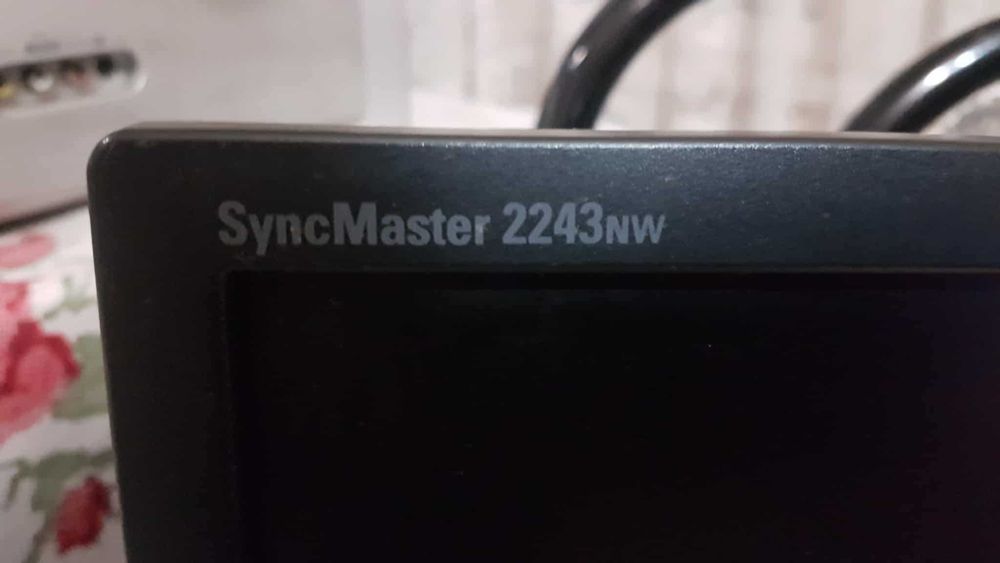 Продавам 3 броя 23" монитори: LG 2361V (2бр.) и Samsung 2343NW 1бр.