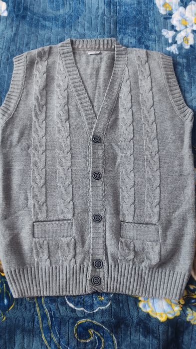 Вязаный,теплый ,новый безрукавка.